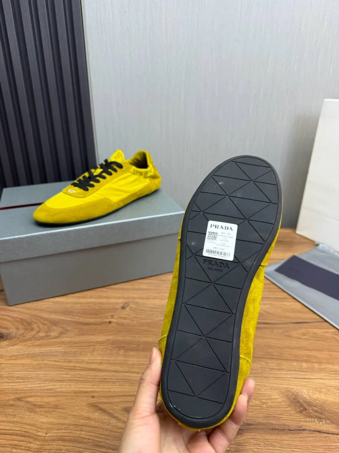 Men's Shoes💰500💰Men's PRADA 2025 Early Spring Collapse New Sports Shoes Moral Training Shoes Collapse's name comes from the fact that it can be easily put on and taken off with bare hands ~ The light and comfortable features create a more relaxed and casual look, and the side elastic design can be worn twice! Super comfortable catwalk sneakers, as thin and light as ballet slippers, as comfortable as sneakers, comfortable and super light on the feet. Fabric: frosted cowhide leather spliced ​​with nylon cloth, cowhide foot pads, men's size 38-45